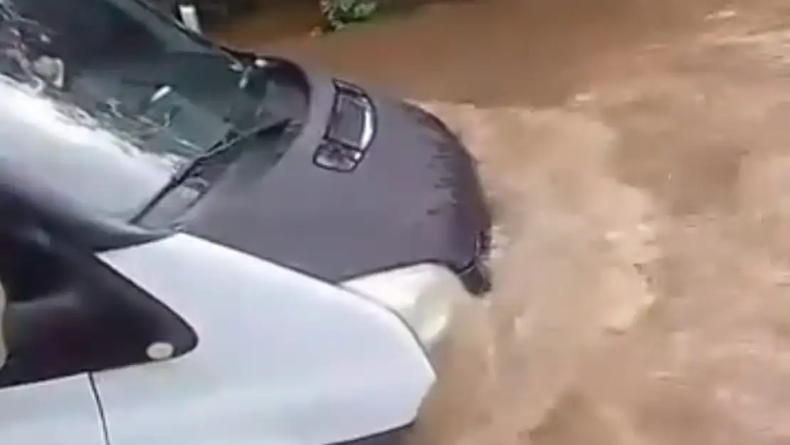 Kamyonet dere ortasında mahsur kaldı