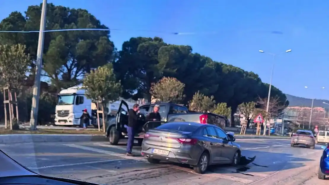 Kamyonet Otomobilin Üzerine Çıktı