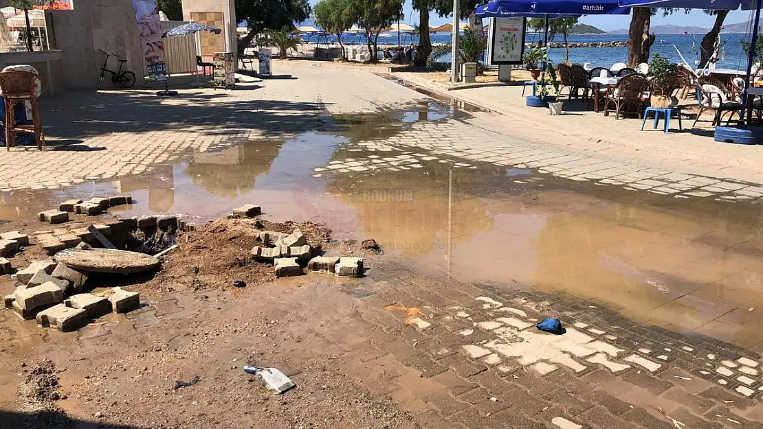 Kanalizasyon Borusu Patladı, Denizin Rengi Değişti