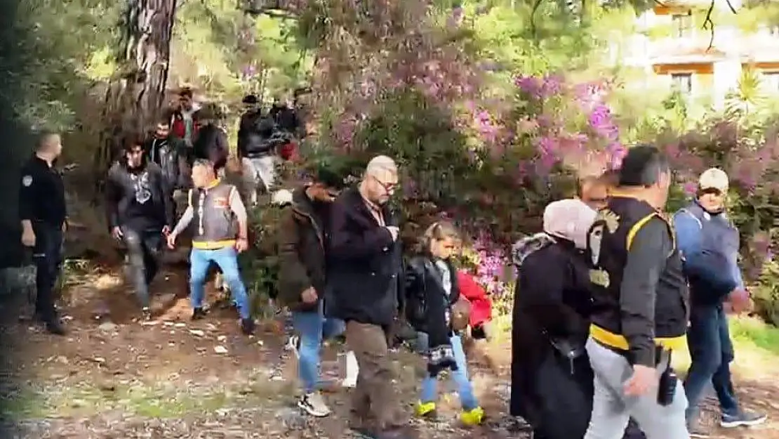 Kapalı Otelin Güvenlik Görevlisi Göçmenleri Arka Kapıdan Alıp Konaklatmış