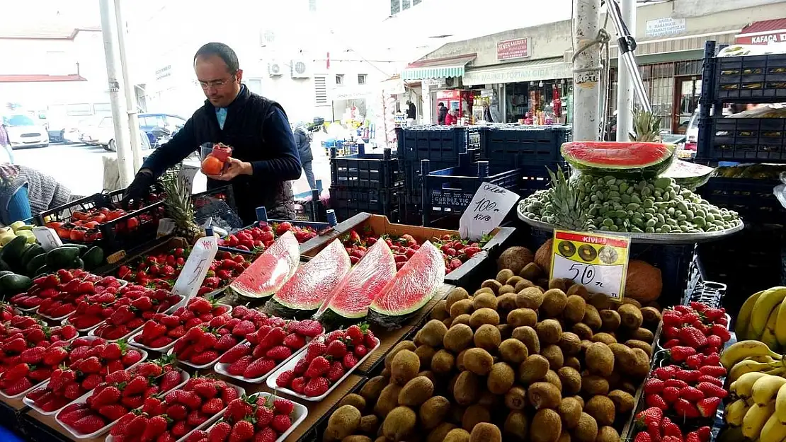 Karpuz, Çilek ve Çağla Pazar Tezgahlarında Yerini Aldı