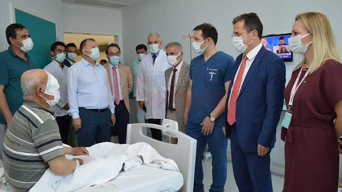 Katarakt ameliyatı sonrası görme kaybı yaşayan hastaya kadavradan kornea nakledildi