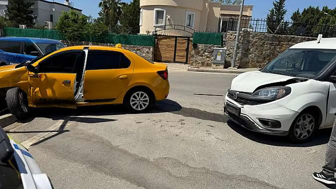 Kavşakta çarpıştılar, yol yağla kaplandı