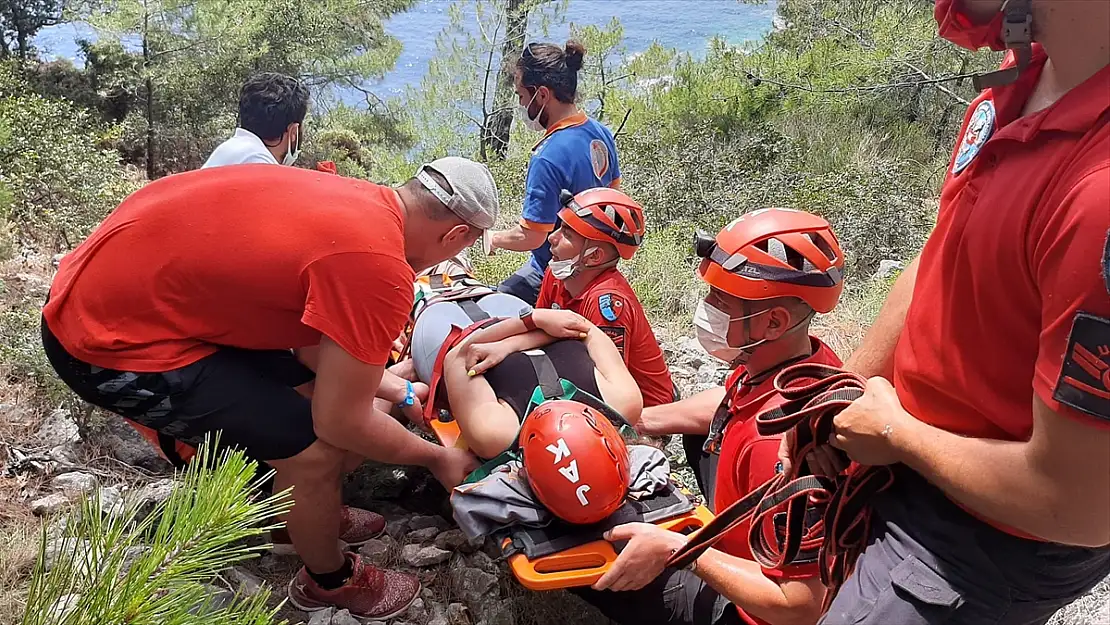 Kayalıklardan düşerek ayağı kırılan ve mahsur kalan turist kurtarıldı