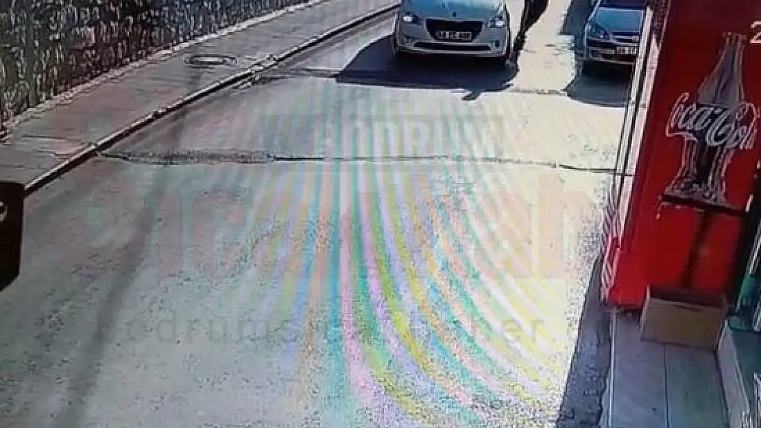 Kaza Anları Saniye Saniye Güvenlik Kamerasına Yansıdı