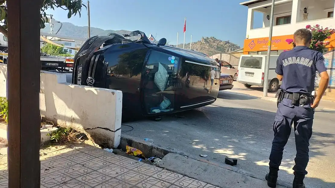 Kaza yapan Araç'ta Mahsur Kalan Yaralıyı İtfaiye Ekipleri Kurtardı