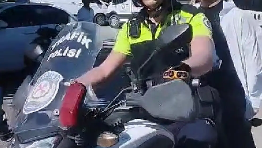 Kimliğini unutan öğrenciye polis yetişti, sınava dakikalar kala girebildi