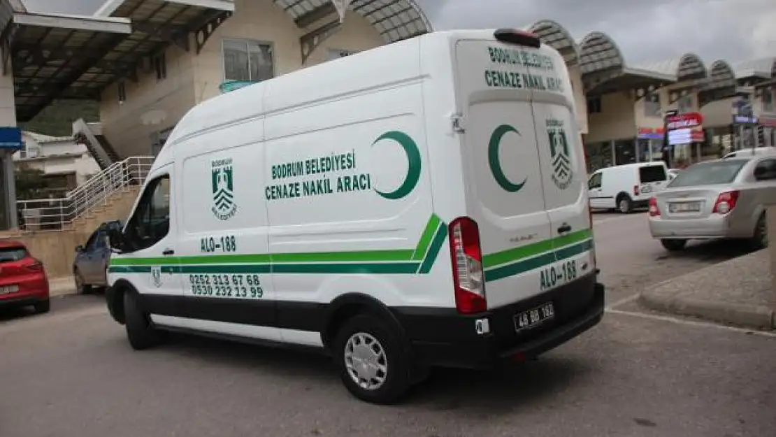 Kırmızı ışıkta duran araca çarptı, hayatını kaybetti