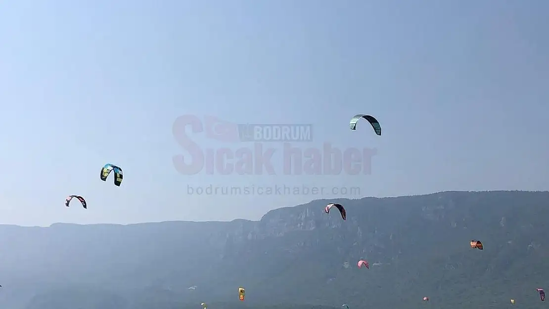 Kitesurfçüler Sahilleri Renklendiriyor
