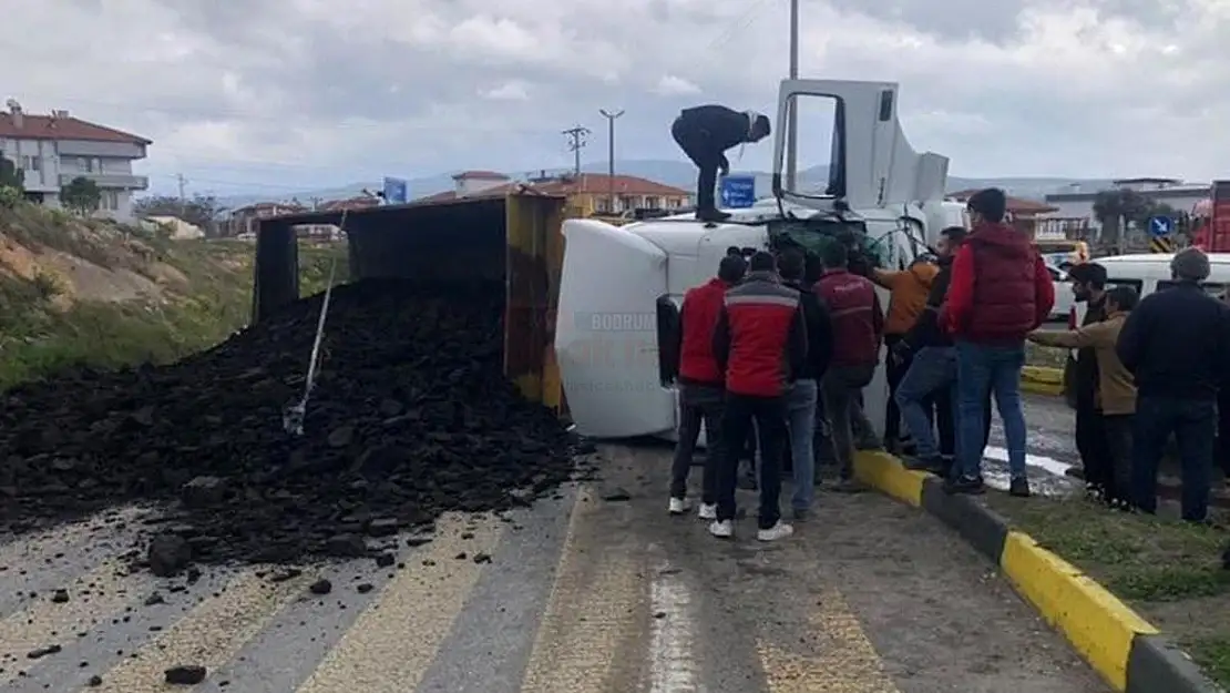 Kömür Yüklü Kamyon Devrildi, Alt Geçit Kapandı