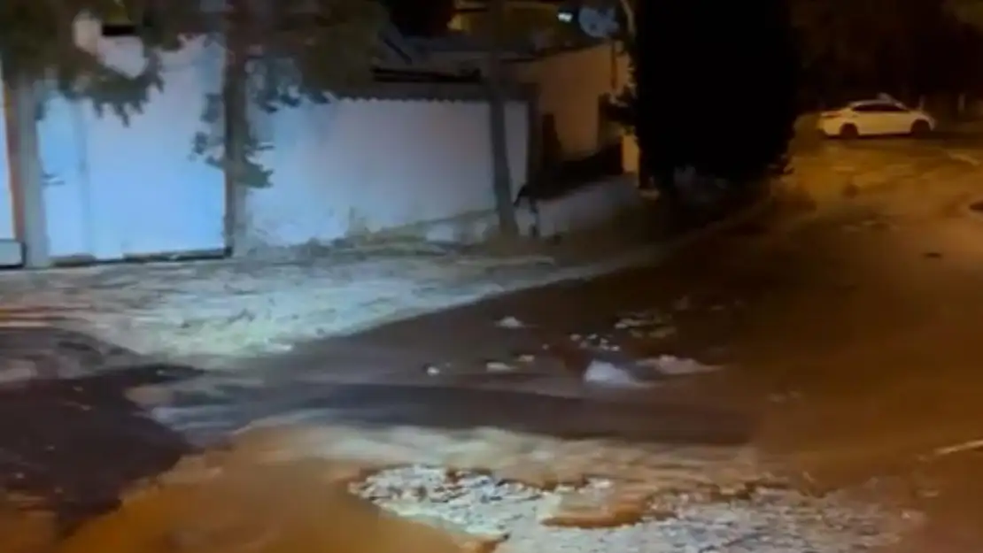 Konacık'ta su hattı patladı, tonlarca su boşa aktı