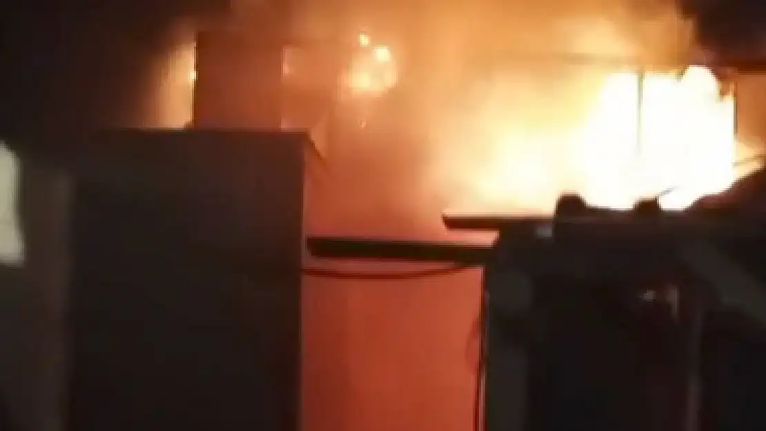 Konteynerler Alev Alev Yandı