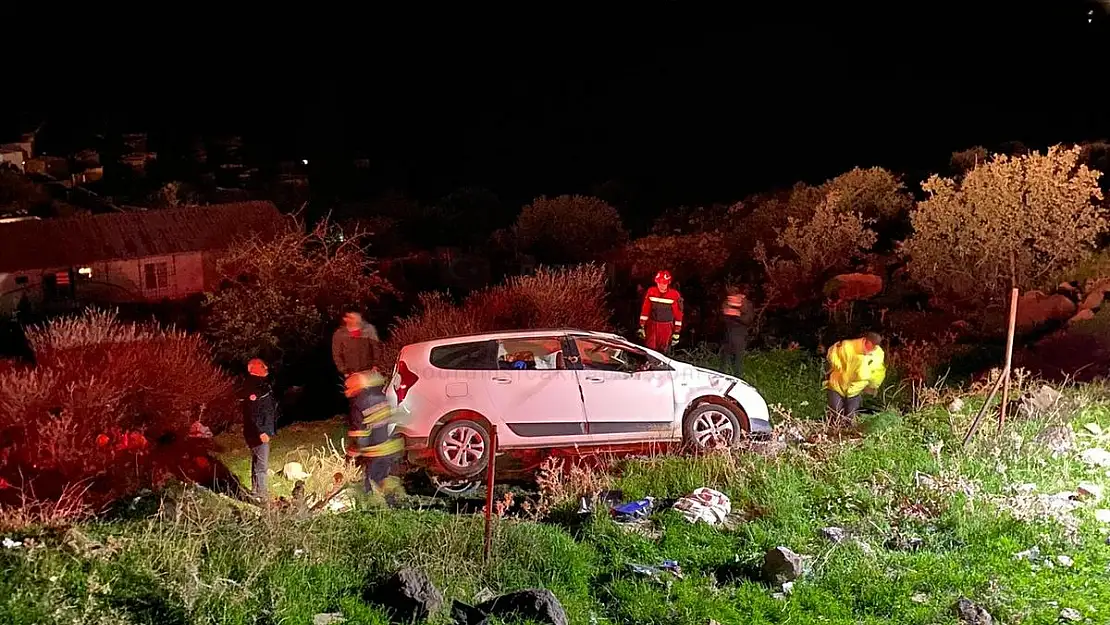 Kontrolden çıkan araç 15 metrelik şarampole yuvarlandı: 2 yaralı
