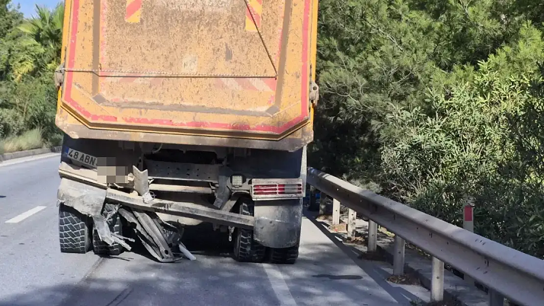 Kontrolden Çıkan Cip Kamyona Çarptı