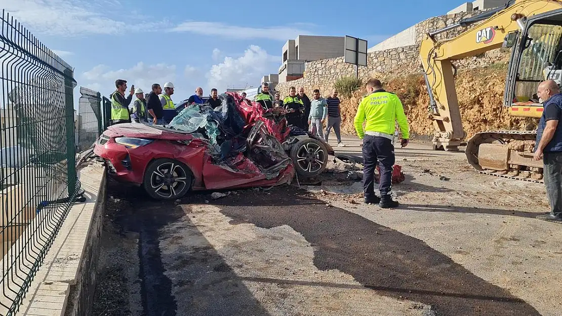 Kontrolden Çıkan İş Makinesi Otomobili Ezdi Geçti