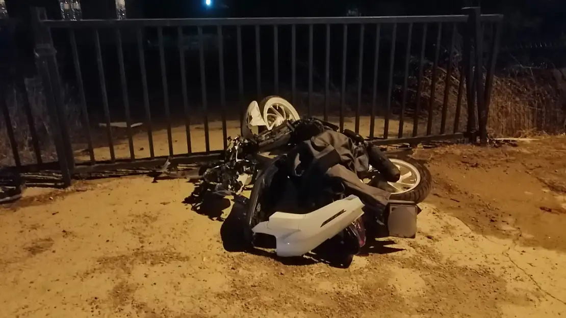 Kontrolden çıkan motosiklet bahçe kapısına çarptı ! 2 yaralı