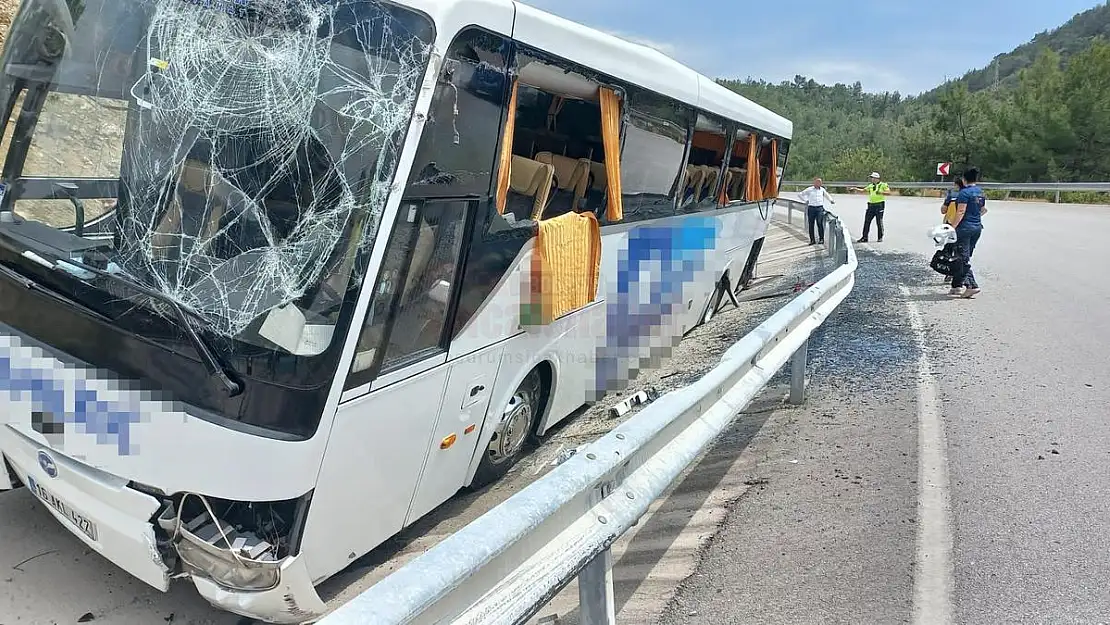 Kontrolden Çıkan Otobüs Refüjdeki Kanala Düştü