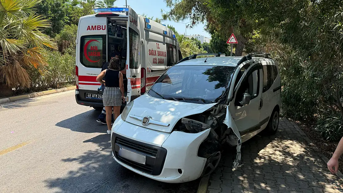 Kontrolden çıkan otomobil ağaca çarpıp kaldırıma savruldu !