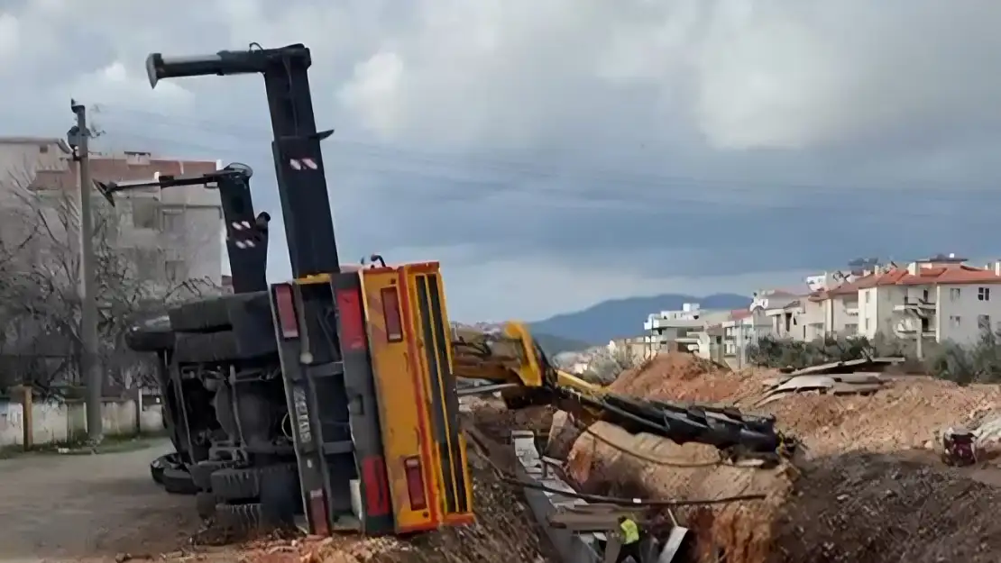 Korku dolu anlar Belediye çalışmasında vinç devrildi