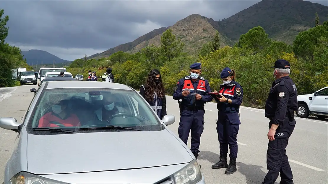 Kovid-19 tedbirlerine ve trafik kurallarına uymayan 22 kişiye ceza kesildi
