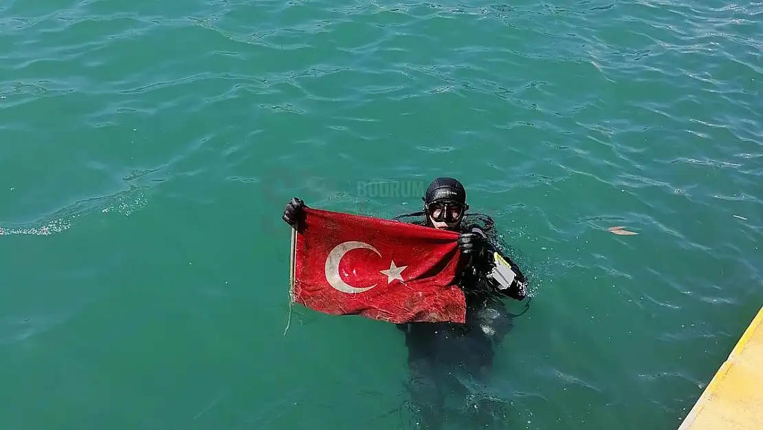 Kurbağa adamalar etkinlik öncesi su altı kontrolü yaptı.
