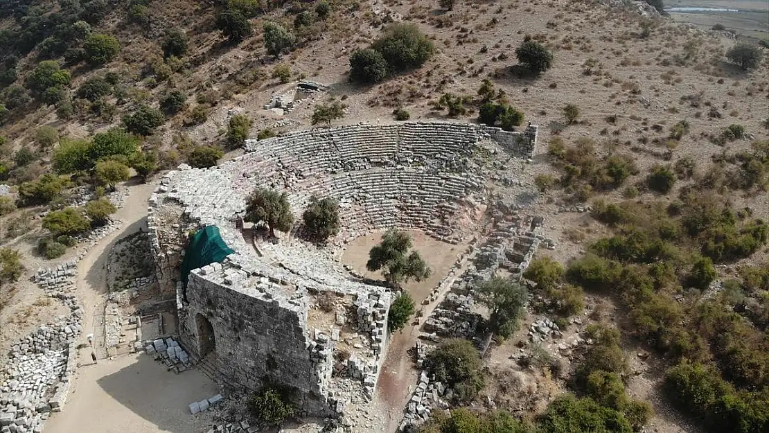 Liman kenti Kaunos'taki Bizans kilisesi ve mezarlar gün yüzüne çıkarılıyor