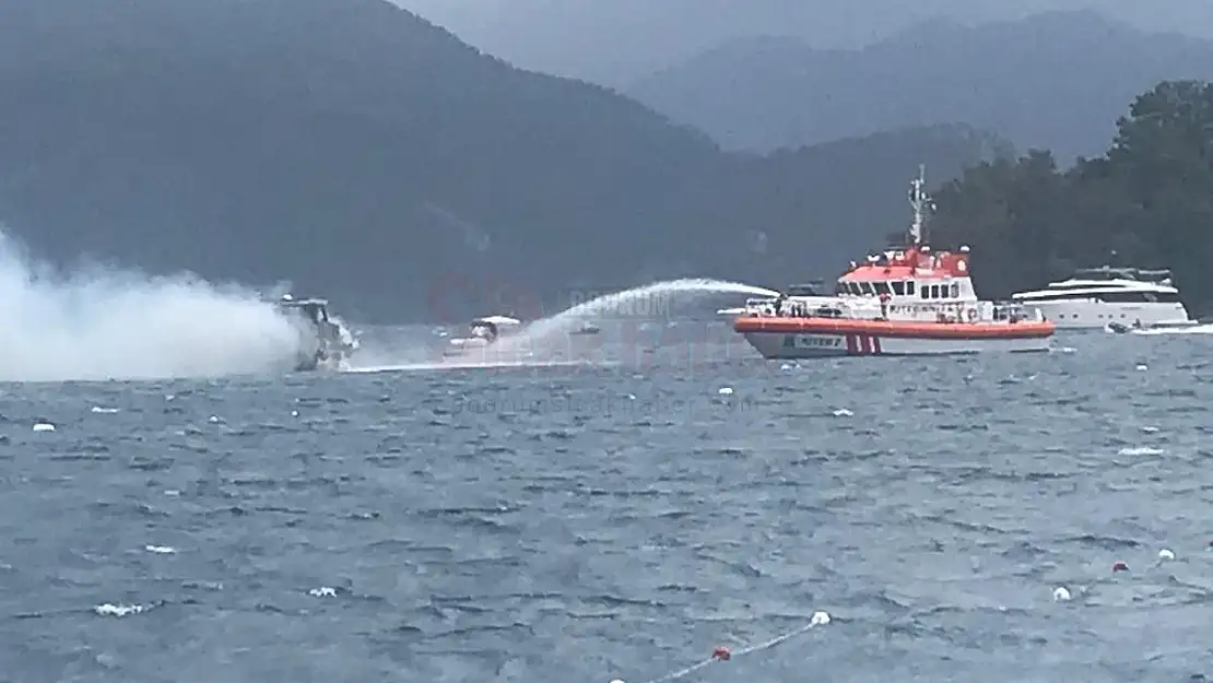 Lüks Yat Cayır Cayır Yandı