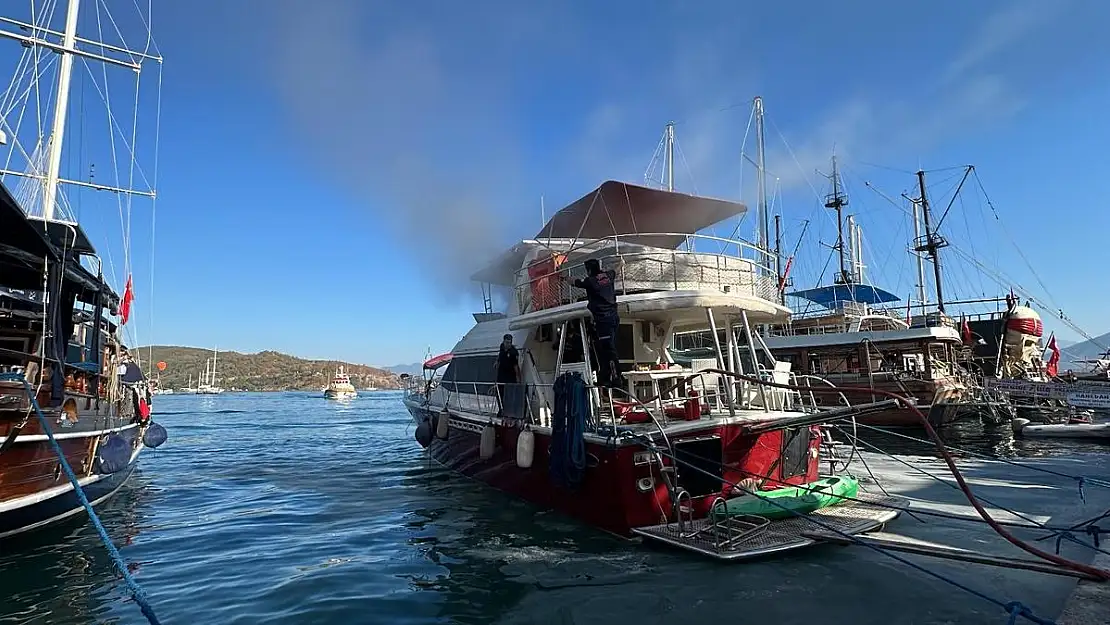 Marinada Bağlı Teknede Yangın Çıktı