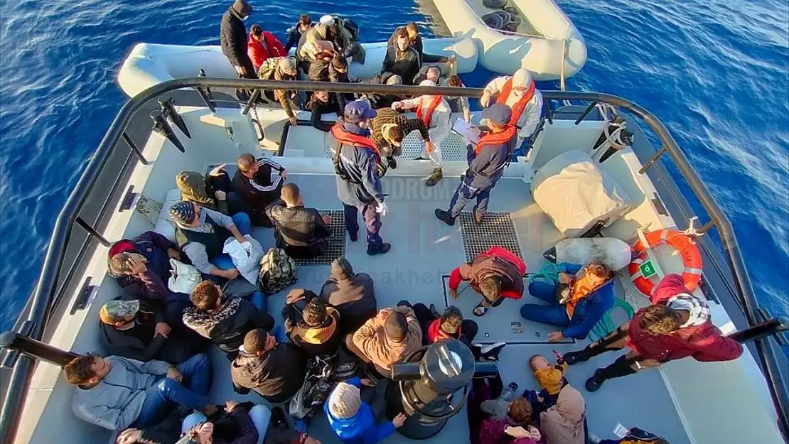Marmaris açıklarında lastik botlardaki 80 düzensiz göçmen kurtarıldı