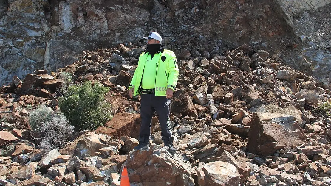 Marmaris-Datça kara yolunda toprak kayması nedeniyle ulaşım tek şeritten sağlanıyor