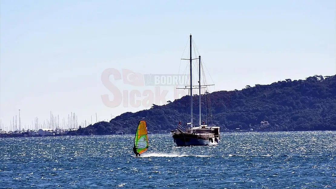 Marmaris'te adrenalin tutkunları karayelde sörf yaptı...