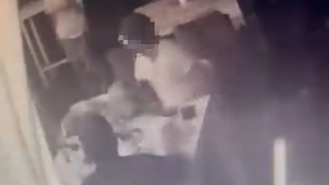 Mekânda şiddet! Eski eşinin yanında oturan kadına saldırdı!