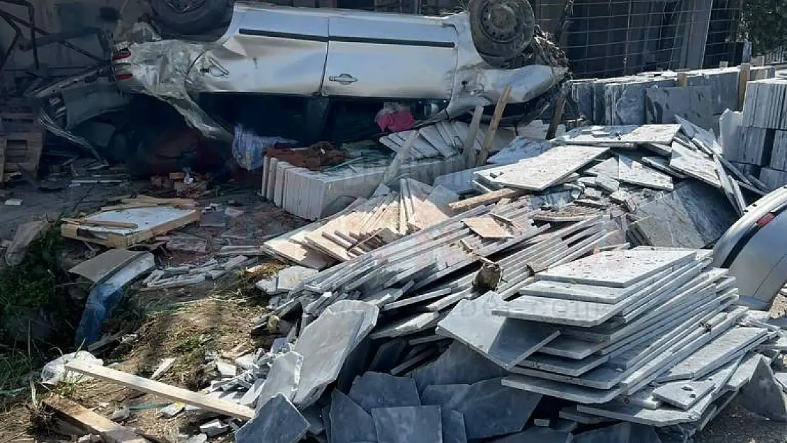 Mermer Dükkanına Giren Araçta 1 Kişi Yaralandı