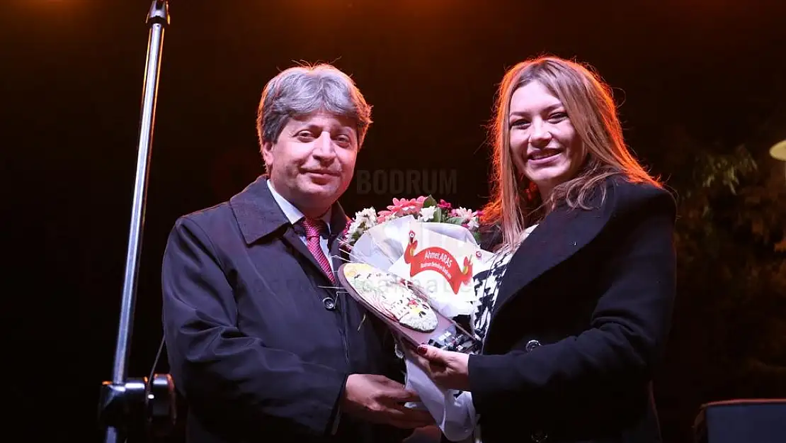 MEYDANLAR YILBAŞI KONSERLERİYLE DOLUP TAŞIYOR