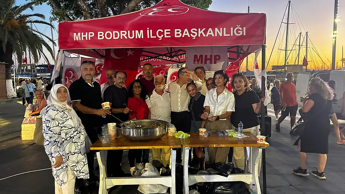 MHP Bodrum ilçe teşkilatı'ndan Bodrum meydanı'nda aşure ikramı