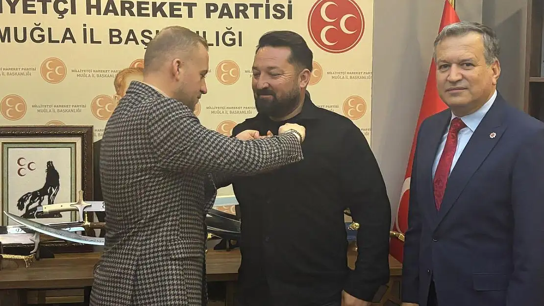 MHP Rozetini Burak Demirel Taktı