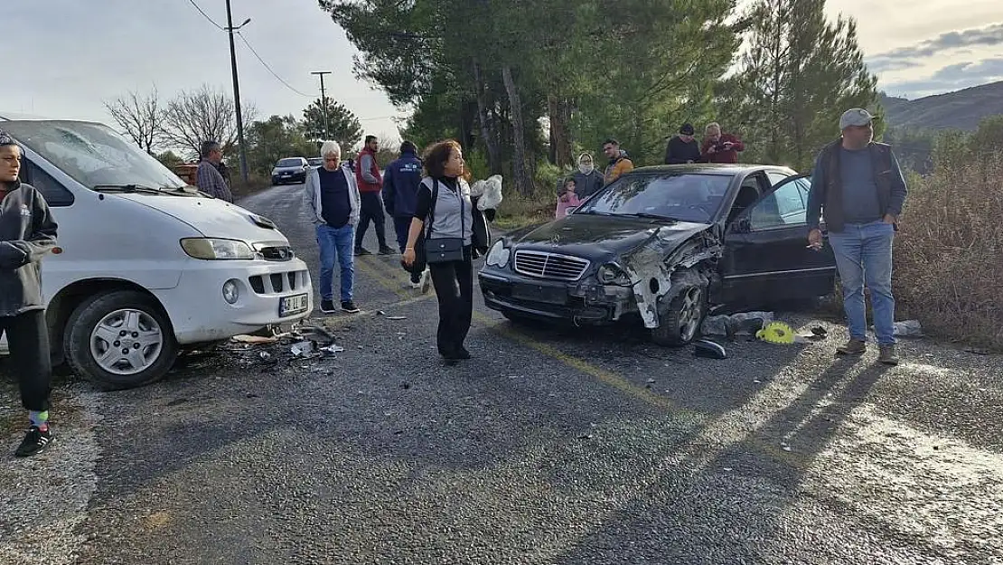 Milas'ta Minibüs İle Otomobil Çarpıştı: 3 Yaralı