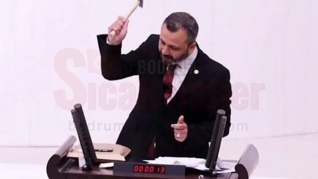 Milletvekili Erbay, Telefonu Kırıp Gençlere Seslendi