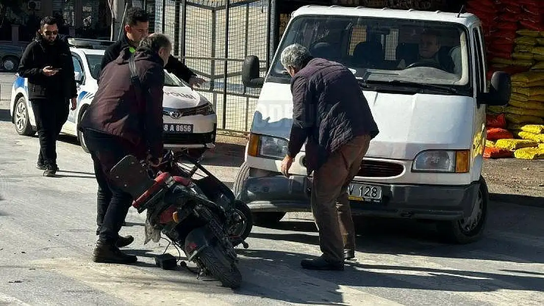 Minibüs ile Elektrikli Bisiklet Çarpıştı: 1 Yaralı