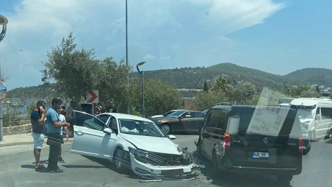 Minibüs Otomobille Çarpıştı, 1 Yaralı
