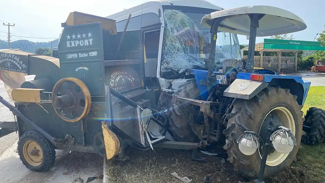 Minibüs Traktöre Çarptı: 1 Yaralı