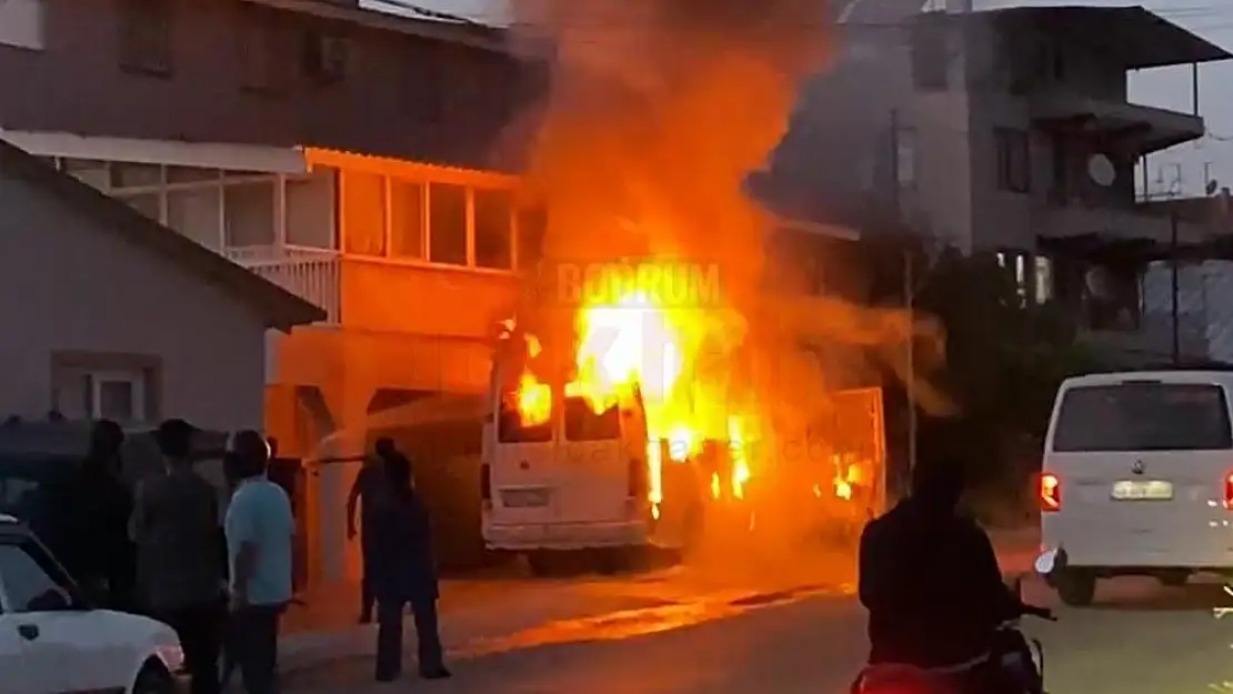 Minibüste Çıkan Yangın Binaya Sıçradı