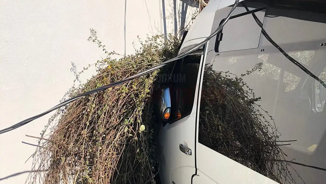 Minibüs'ün Duvara Çarptığı Kazada 6  Kişi Yaralandı