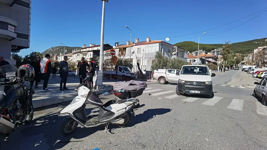 Motosiklet Otomobille Çarpıştı, 1 Yaralı