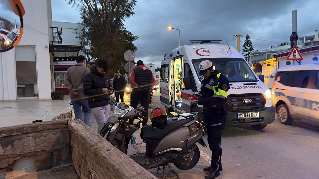 Motosiklet sürücüsü kamyonetin altında girdi