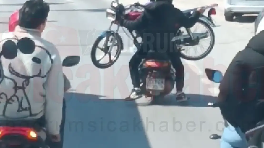 MOTOSİKLET VE YOLCUSUNU GÖRENLER ŞAŞTI KALDI