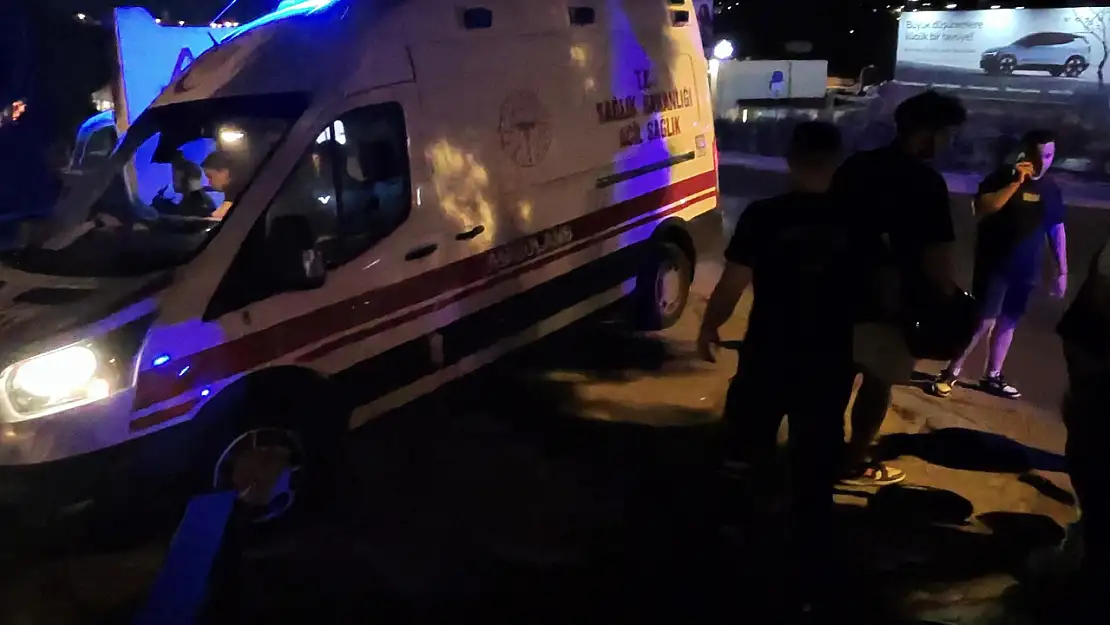 Motosikletin çarptığı yaya yola savruldu !