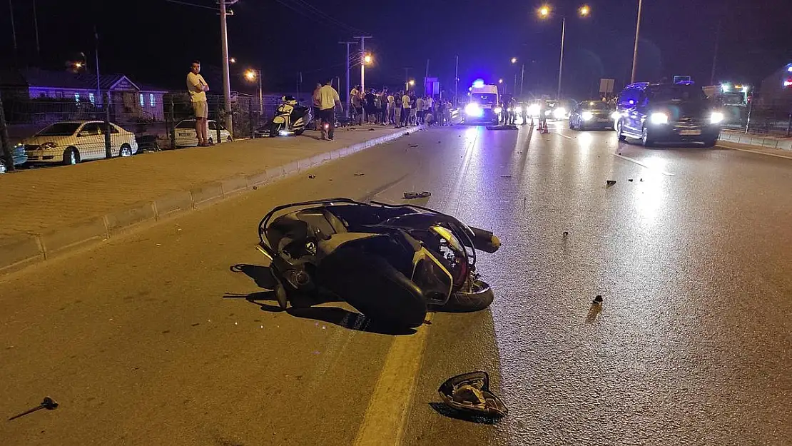 Motosikletle Araba Çarpıştı: 1 Ölü, 2 Yaralı