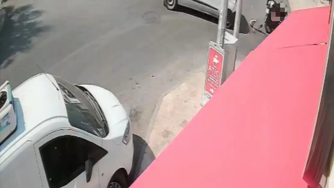 Motosikletle hafif ticari araç çarpıştı