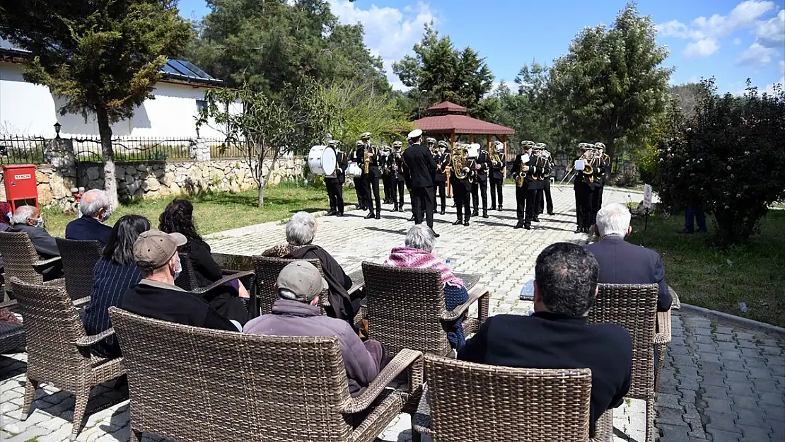 Muğla'da belediyenin bando takımı huzurevi sakinleri için çaldı